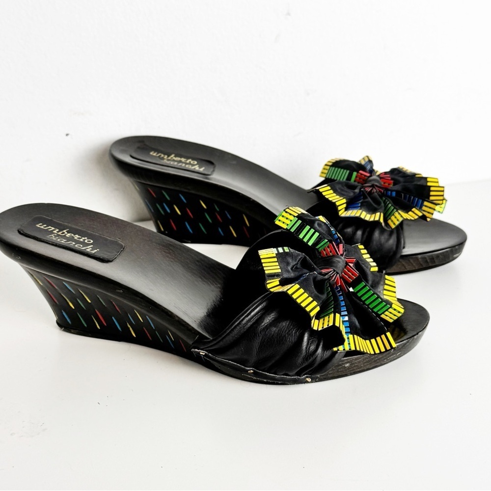 Rare Umberto Bianchi wedge with colorful details throughout. Bow front on toe